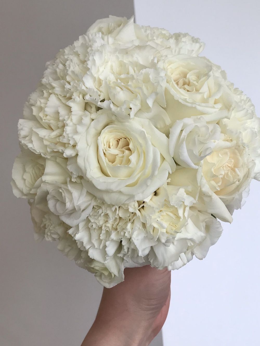 Свадебный букет из оноголовых роз, диантусов и лизиантуса