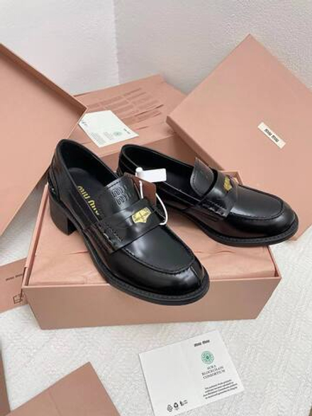 Женские кожаные лоферы Miu Miu черного цвета на каблуке