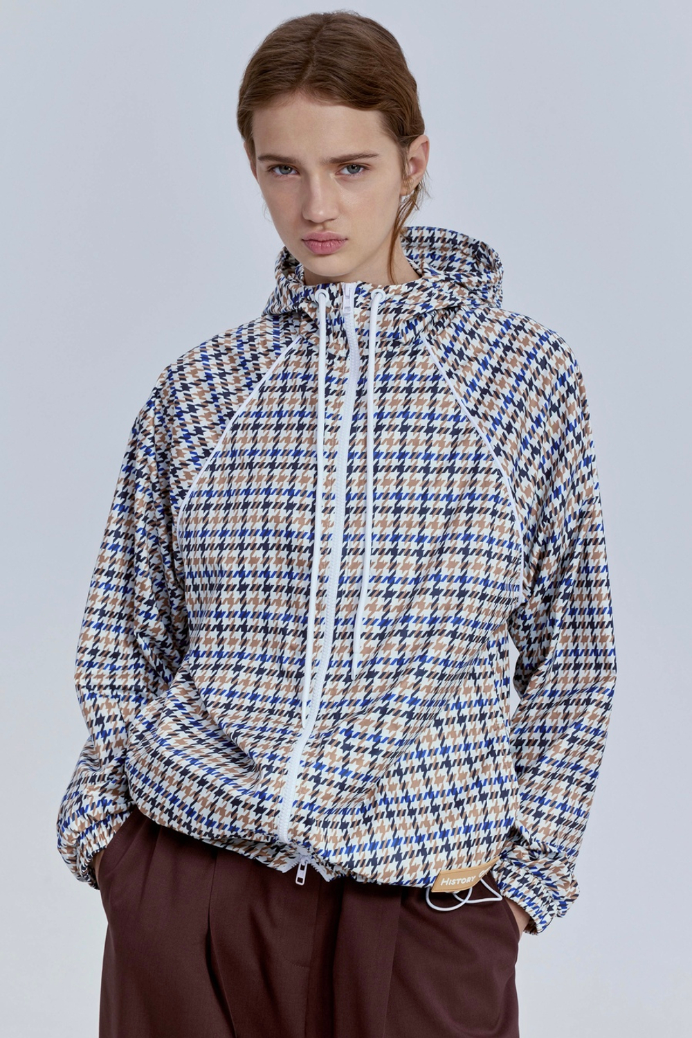 Ветровка с принтом "гусиная лапка" и капюшоном