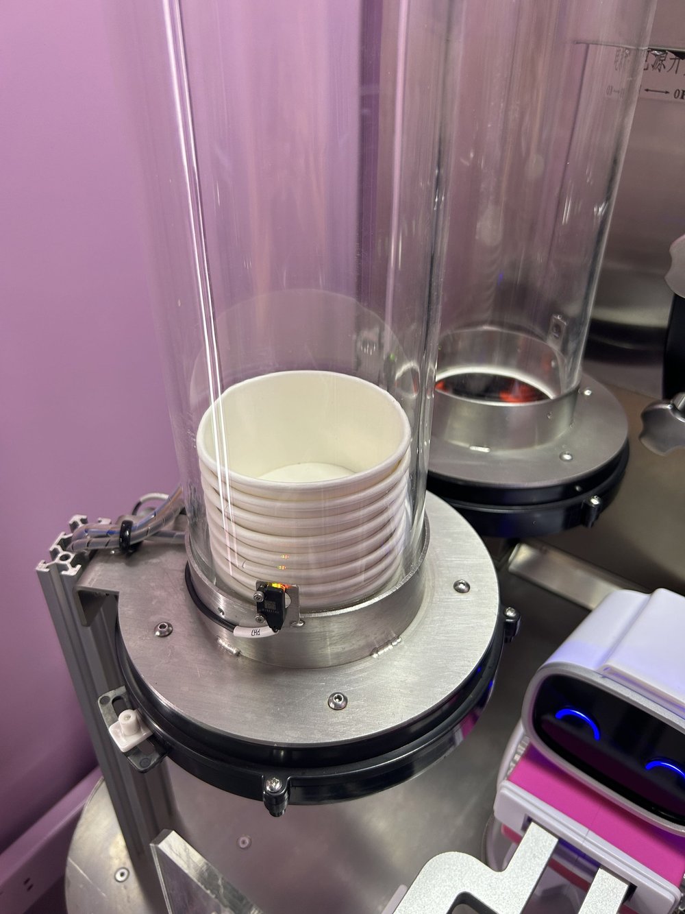 Вендинговый автомат мороженого «Робо мороженое»