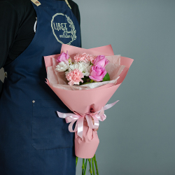 Сборный мини букет в розовом оформлении