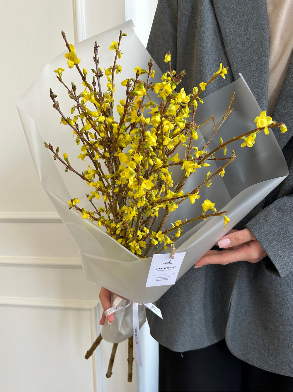 Букет с цветущей форзицией