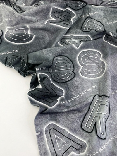 БУКВЫ НА СЕРОМ - Футер 2х нитка с лайкрой, компакт пенье (ДЖ49 Маша) (к0 еле заметная стрела от кромки 85см )