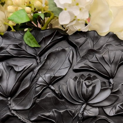 Ваза чёрная с выпуклым рисунком цветов