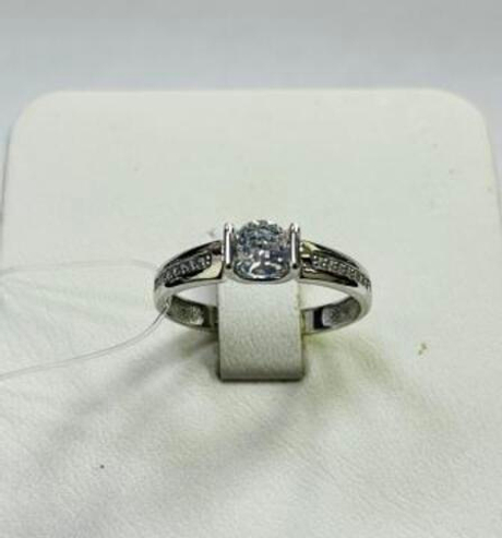 Кольцо из золота с фианитами