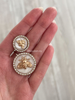 Пуговицы Гучч. Пчела белая (перламутровый с серым)