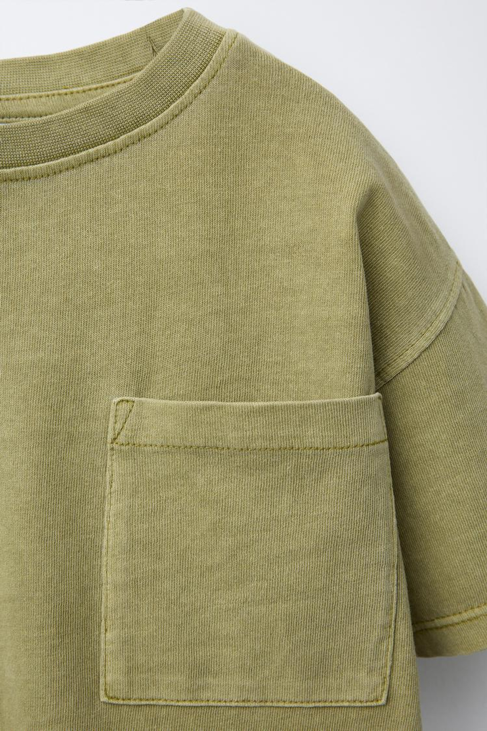 ZARA ФУТБОЛКА GARMENT DYE С КАРМАНОМ, ХАКИ