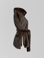 Жилетка Анжелика однотонная меховая с высоким горлом и поясом