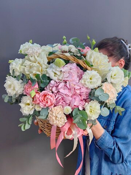 Композиция в корзине с гортензией