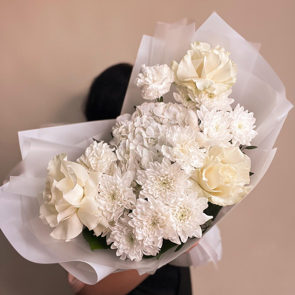 Белый букет М с французскими розами, гортензией, хризантемами и гвоздиками