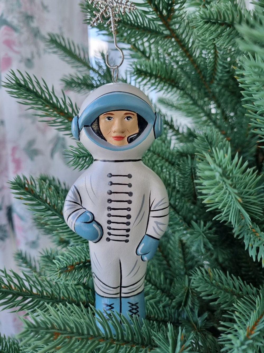 Космонавт фарфоровая игрушка
