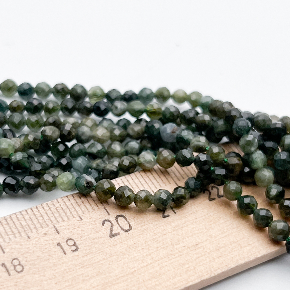 Турмалин зеленый граненый бусины, диаметр около 3,5 мм, цена за отрезок 19 см (1/2 нити)
