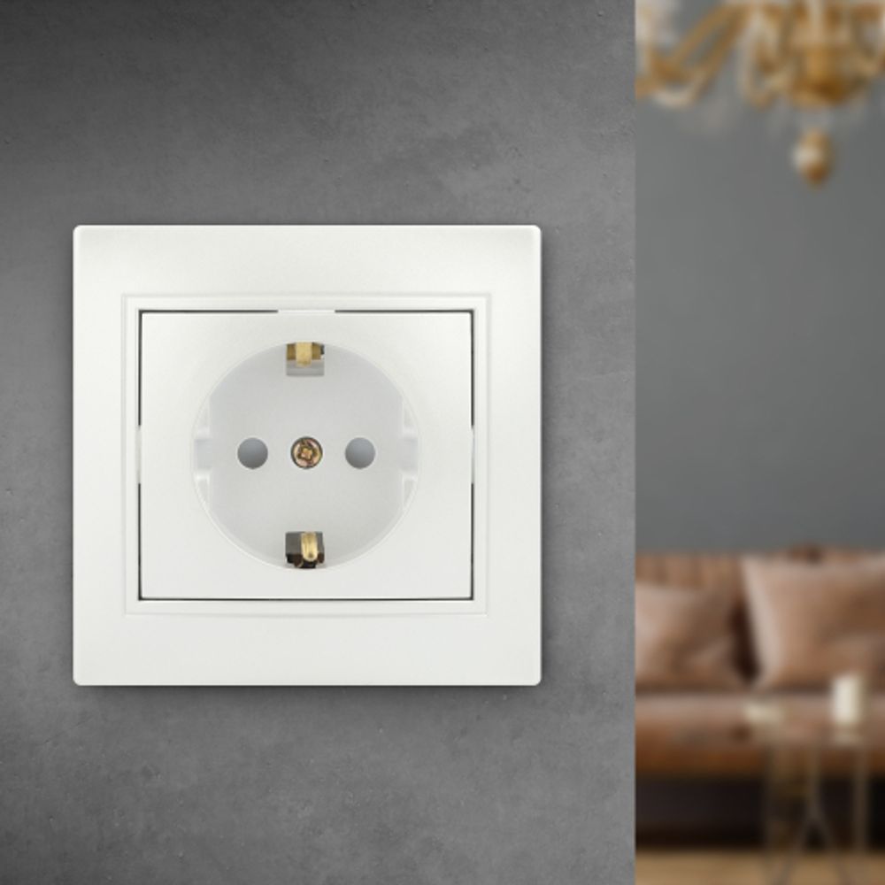 Розетка Intro Plano 1-206-06 с заземлением 2P+E Schuko со шторками 16А-250В IP20 СУ перламутр