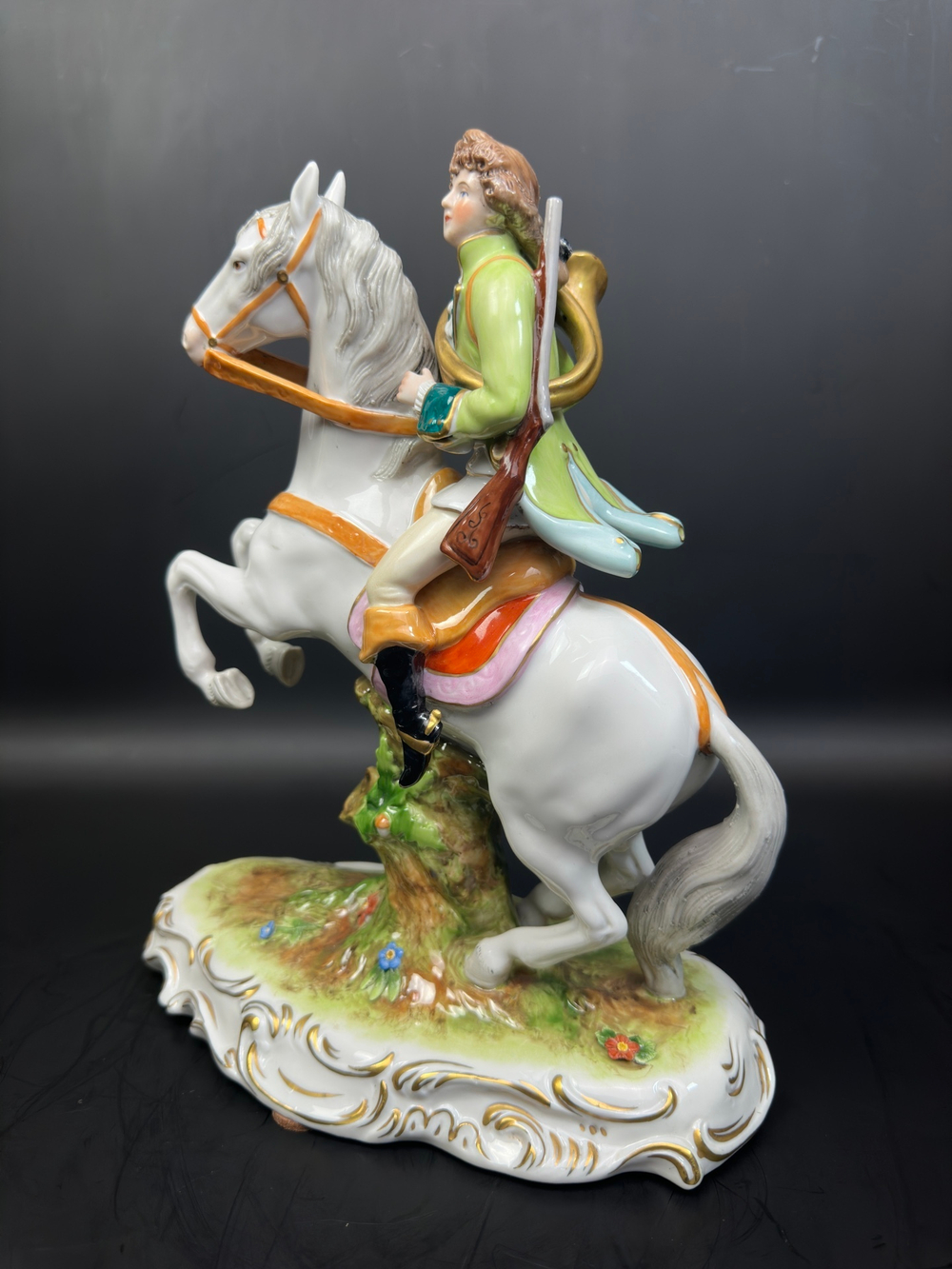 Конный охотник с ружьем