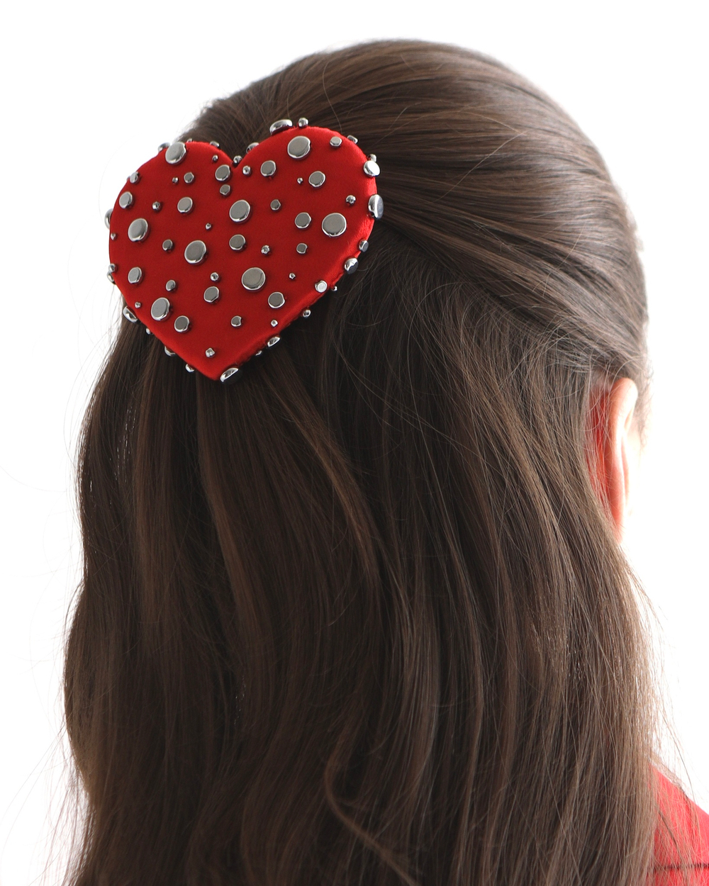 Заколка-сердце S из красного шелка с серебристыми клепками