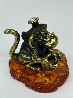 Бронзовая статуэтка на янтаре