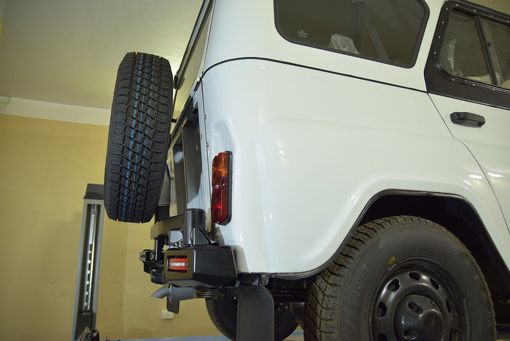 Бампер силовой задний УАЗ Хантер с фонарями, калиткой, возможностью установки фаркопа, стандарт РИФ