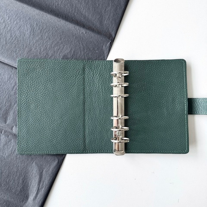 Обложка на кольцах А6 без карманов на хлястике