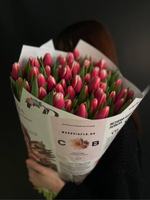 Букет тюльпанов 51шт в цветочной газете.