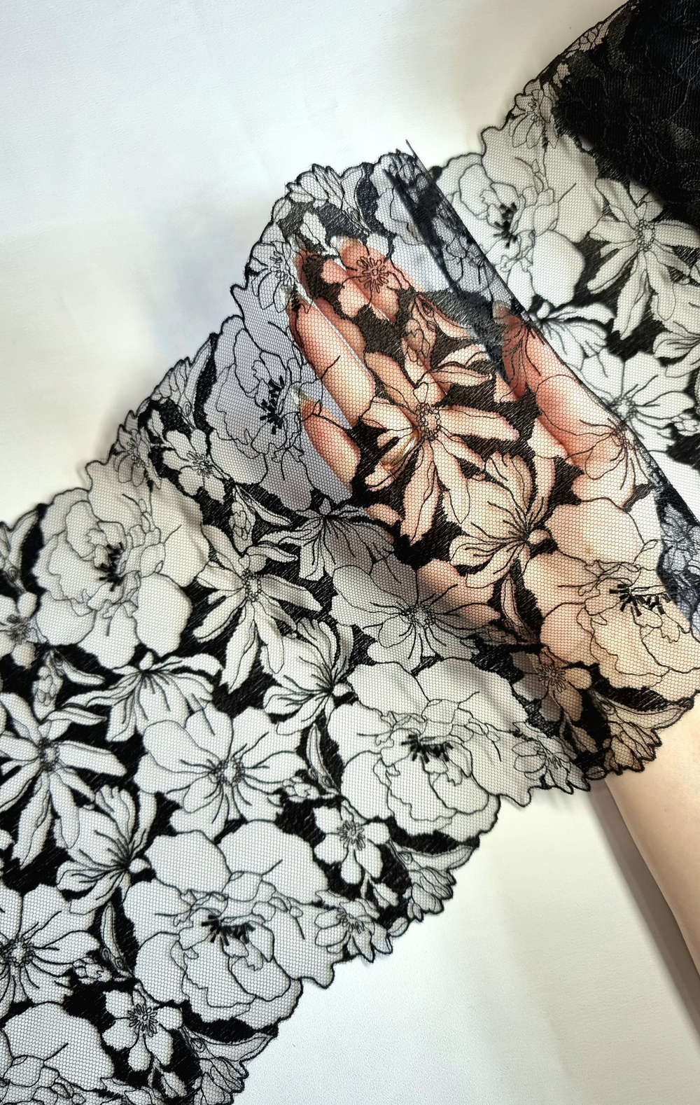 Вышивка на сетке черная К570