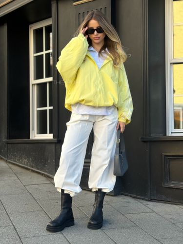 Желтая оверсайз ветровка с кружевной отделкой