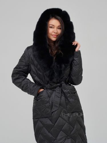 Черный длинный стеганый пуховик с черным мехом на капюшоне