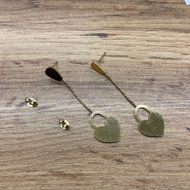 Серьги-гвоздики капля перевернутая жгутики Замок сердце цвет золотистый