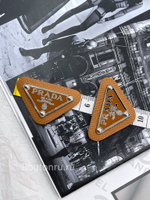 Логотип металлический Прад. на коже коричневый серебро