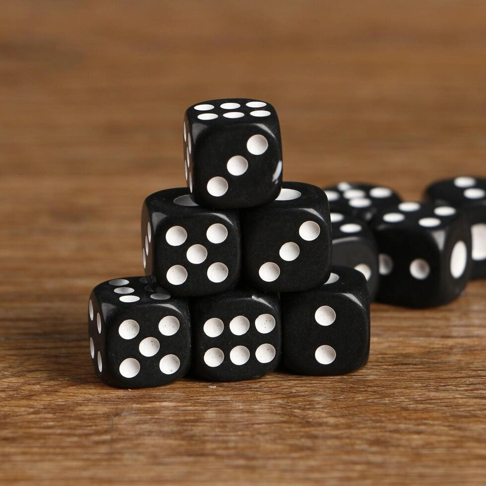 Кубики игральные 1,4  1,4 см, чёрные с белыми точками