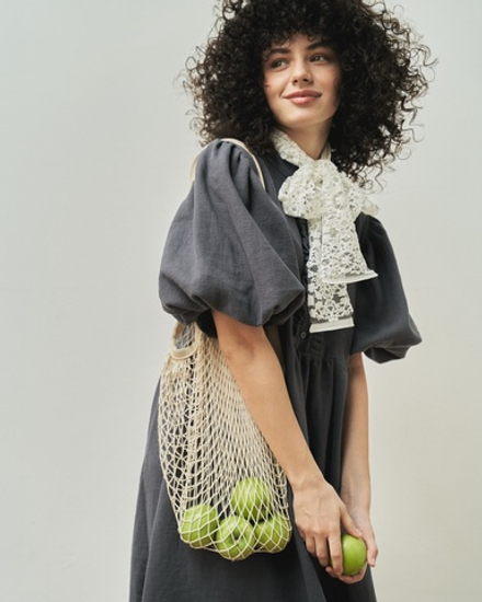 Платье с жабо и рукавами-фонариками из крапивы цвета "Графит"