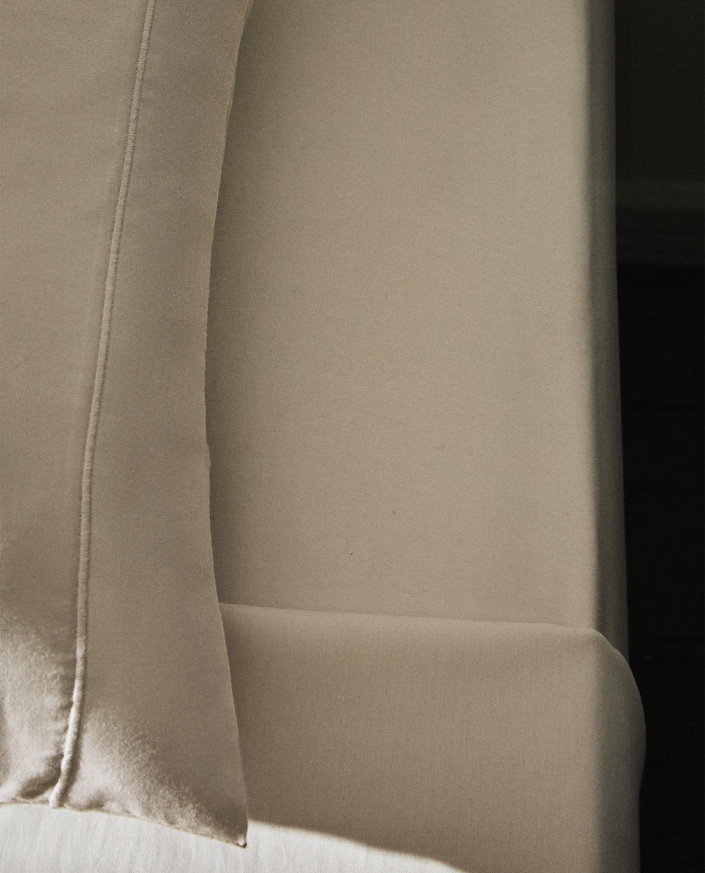 Zara Home - Атласная простыня с эластичной лентой, высота 30 см (вес 300 нитей), экрю, 160х200х30 см