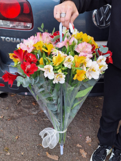 Букет из альстромерий в зонтике