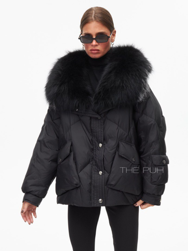 Короткий черный пуховик с меховым воротником