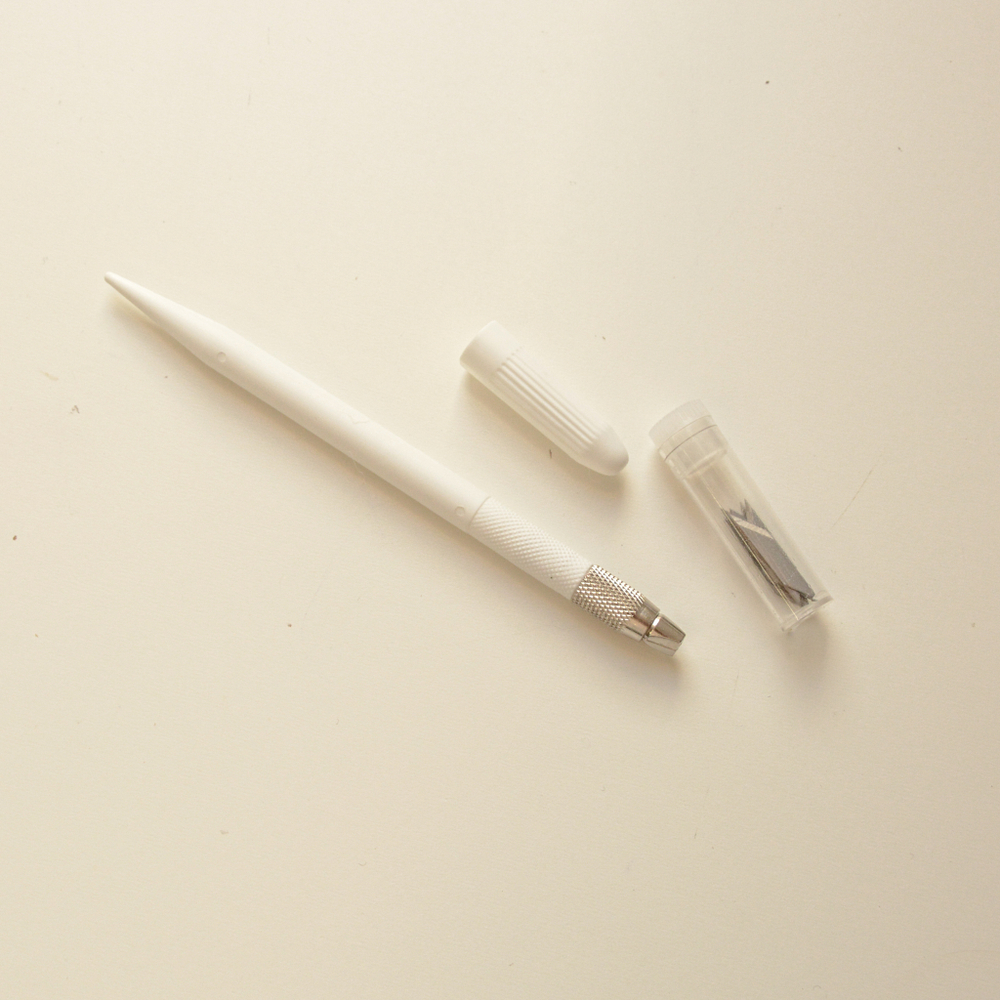 Нож для художественных работ, с лезвиями