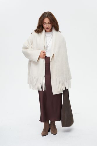 Укороченное пальто с шарфом в молочном цвете