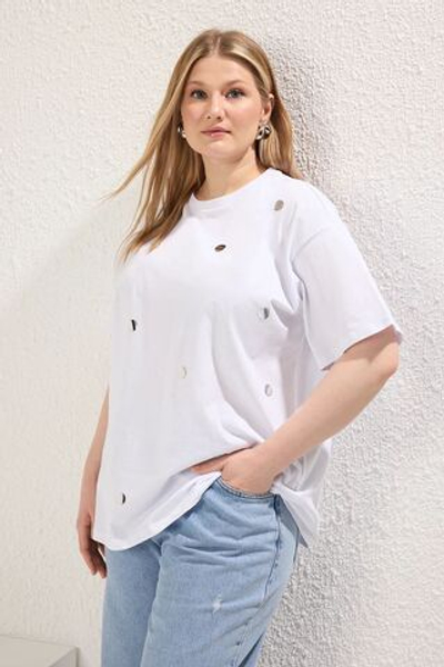 Белая трикотажная футболка больших размеров с зеркальным аксессуаром TBBSS25BF00040