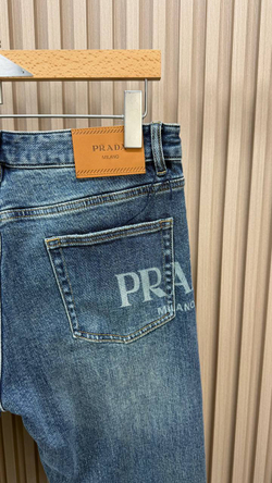 Джинсы Prada