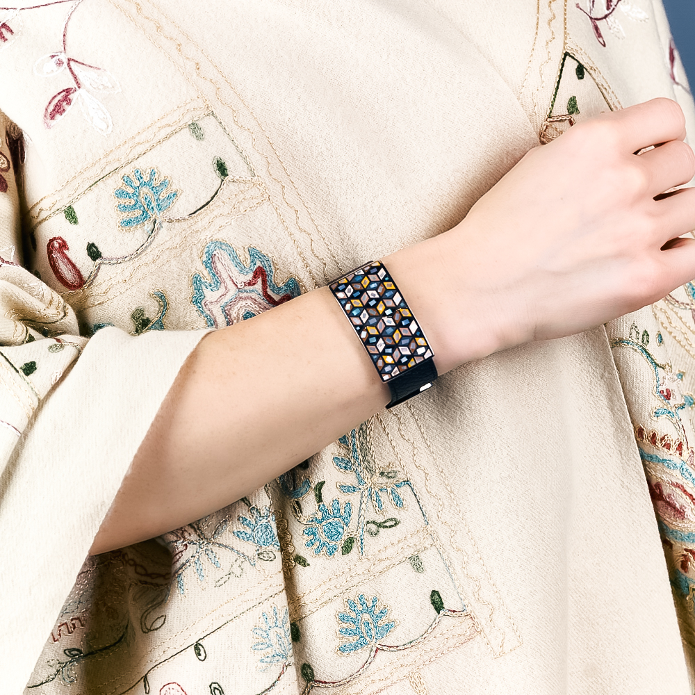 Браслет Fiore Luna на черном кожаном ремешке CB13209-4