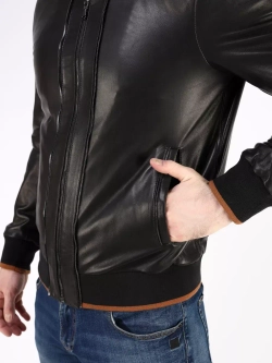 Кожаная куртка демисезонная с капюшоном