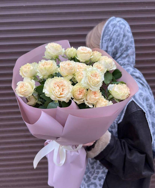 Букет из кремовых кустовых роз "Pale Muse"