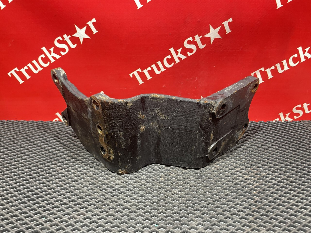 Кронштейн траверсы передней левый 2023г