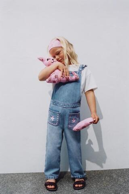 ZARA ДЖИНСОВЫЙ КОМБИНЕЗОН С ВЫШИВКОЙ, СИНИЙ