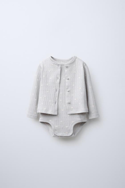 ZARA КОМПЛЕКТ ИЗ БОДИ И КАРДИГАНА С АЖУРНЫМ УЗОРОМ И ПРИНТОМ, СВЕТЛО-СЕРЫЙ