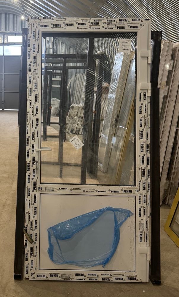 Пластиковая дверь 204(в) х 96(ш) прав сэнд РЕХАУ новая