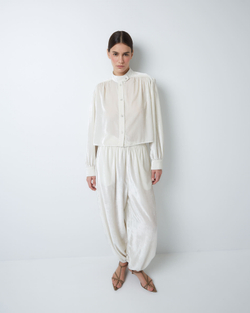 Комплект: блуза и брюки из шелкового бархата молочный