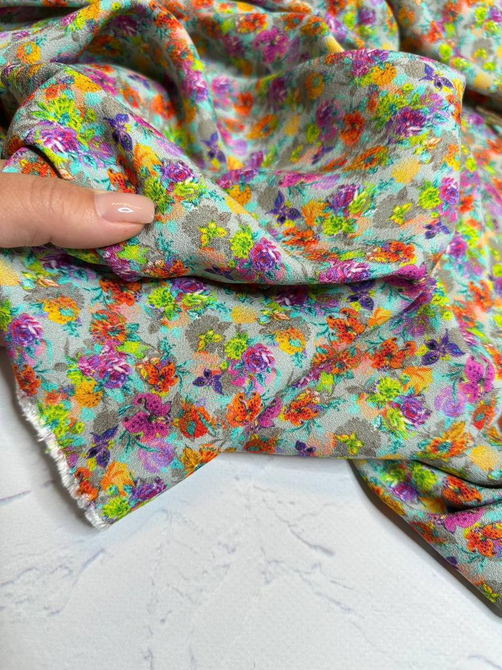 Плательно-блузочная креповая вискоза (100%вискоза, Жемчужный серый фон/цветочный калейдоскоп, 146, 140 гр/м2)