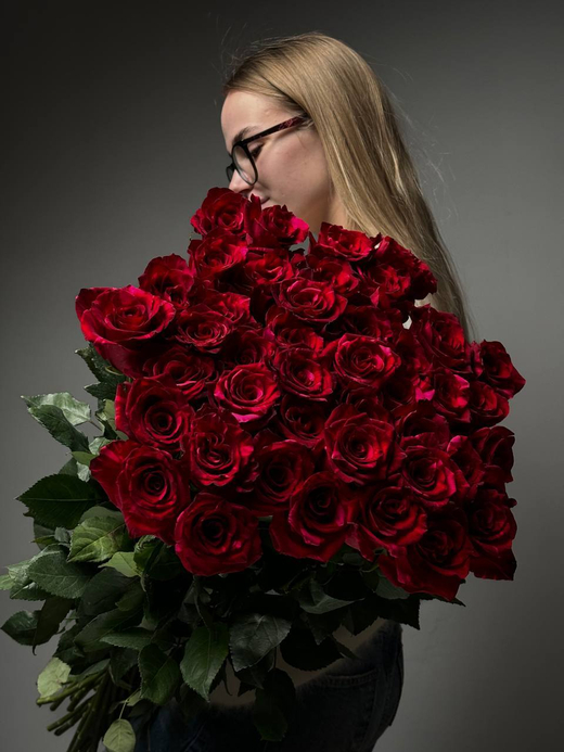 Букет из 35 красно-розовых роз под ленту