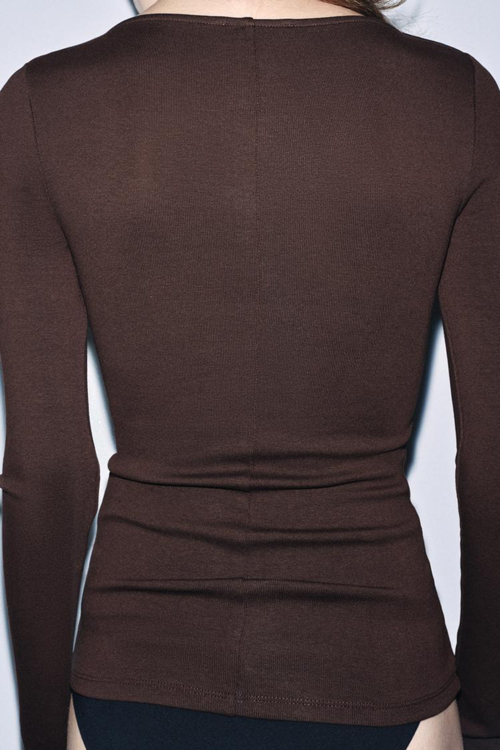 ZARA ФУТБОЛКА С V-ОБРАЗНЫМ ВЫРЕЗОМ, КОРИЧНЕВЫЙ