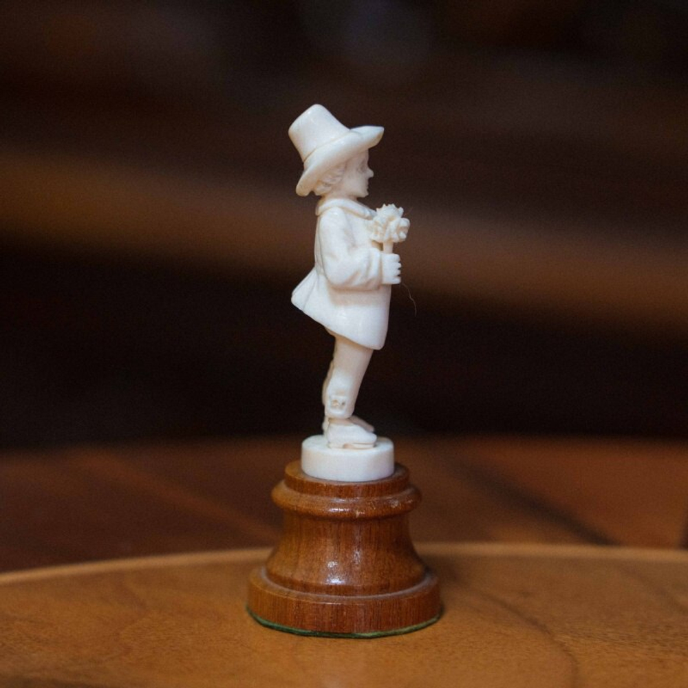 Французская резьба по кости «Кавалер и дама в костюмах эпохи Людовика XIV»