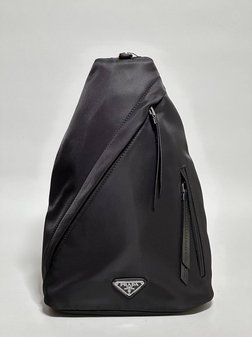 Нагрудная сумка-слинг Prada